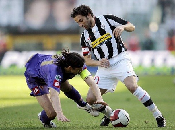 juventuss-del-piero-fights-for-the-ball-with-fiorentinas-ujfalusi-during-their-italian-serie-a-soccer-match-in-turin