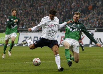 werder-bremens-mertesacker-challenges-bayern-munichs-gomez-during-german-bundesliga-soccer-match-in-bremen