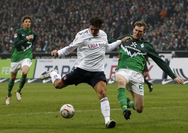 werder-bremens-mertesacker-challenges-bayern-munichs-gomez-during-german-bundesliga-soccer-match-in-bremen